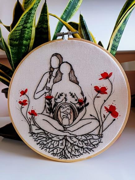 Gestante Doula Aquarela e Bordado à Mão em Bastidor