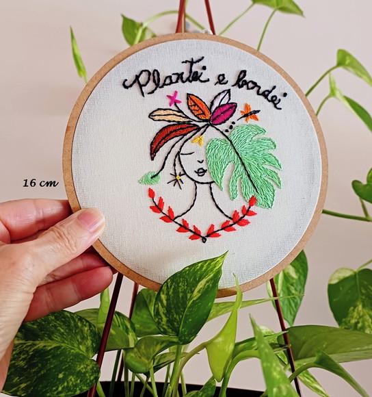 Bastidor Bordado Floral Costela de Adão Rosto de Mulher