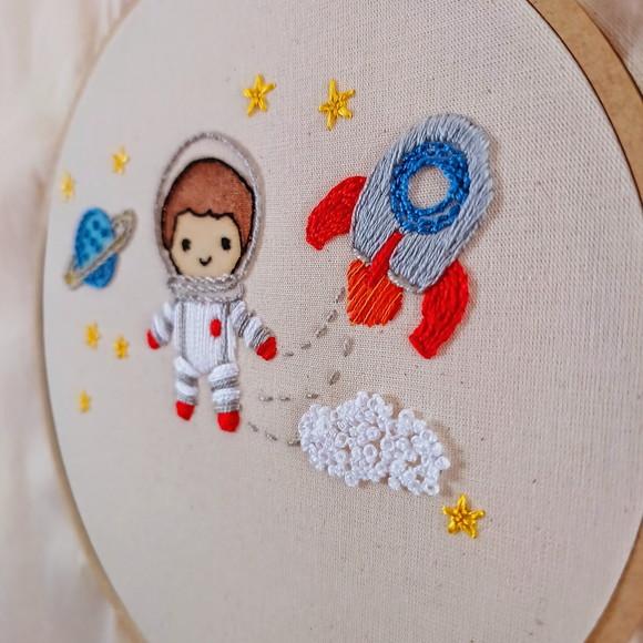 Porta Maternidade Astronauta Bordado em Bastidor Personalizado