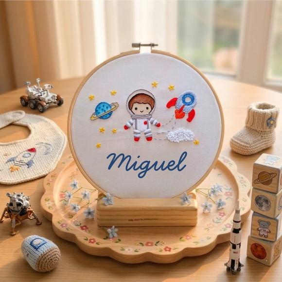 Porta Maternidade Astronauta Bordado em Bastidor Personalizado
