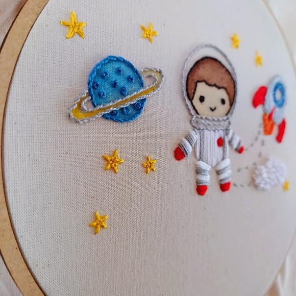 Porta Maternidade Astronauta Bordado em Bastidor Personalizado