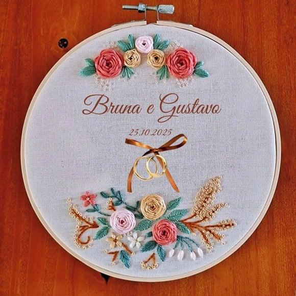 Porta Alianças Rosas Bordado à mão Personalizado em Bastidor s