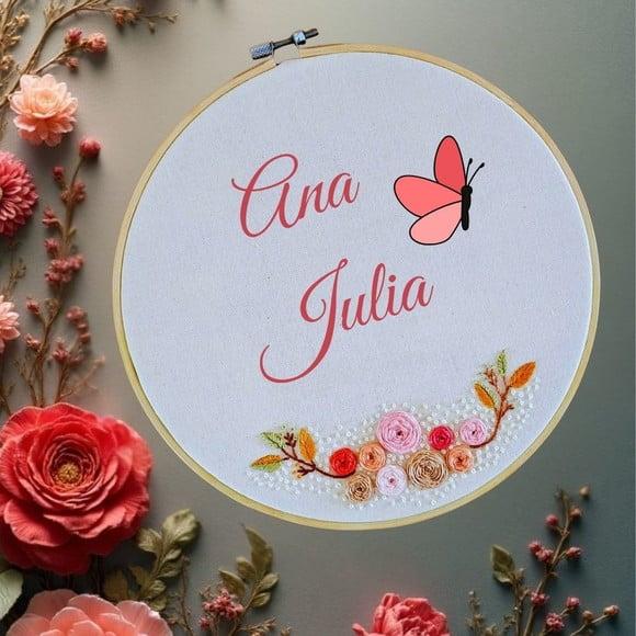 Porta Maternidade Bordado à mão em Bastidor Personalizado