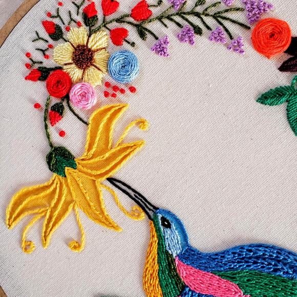 Porta Maternidade Beija-flor Bordado à Mão Bastidor Personaliza