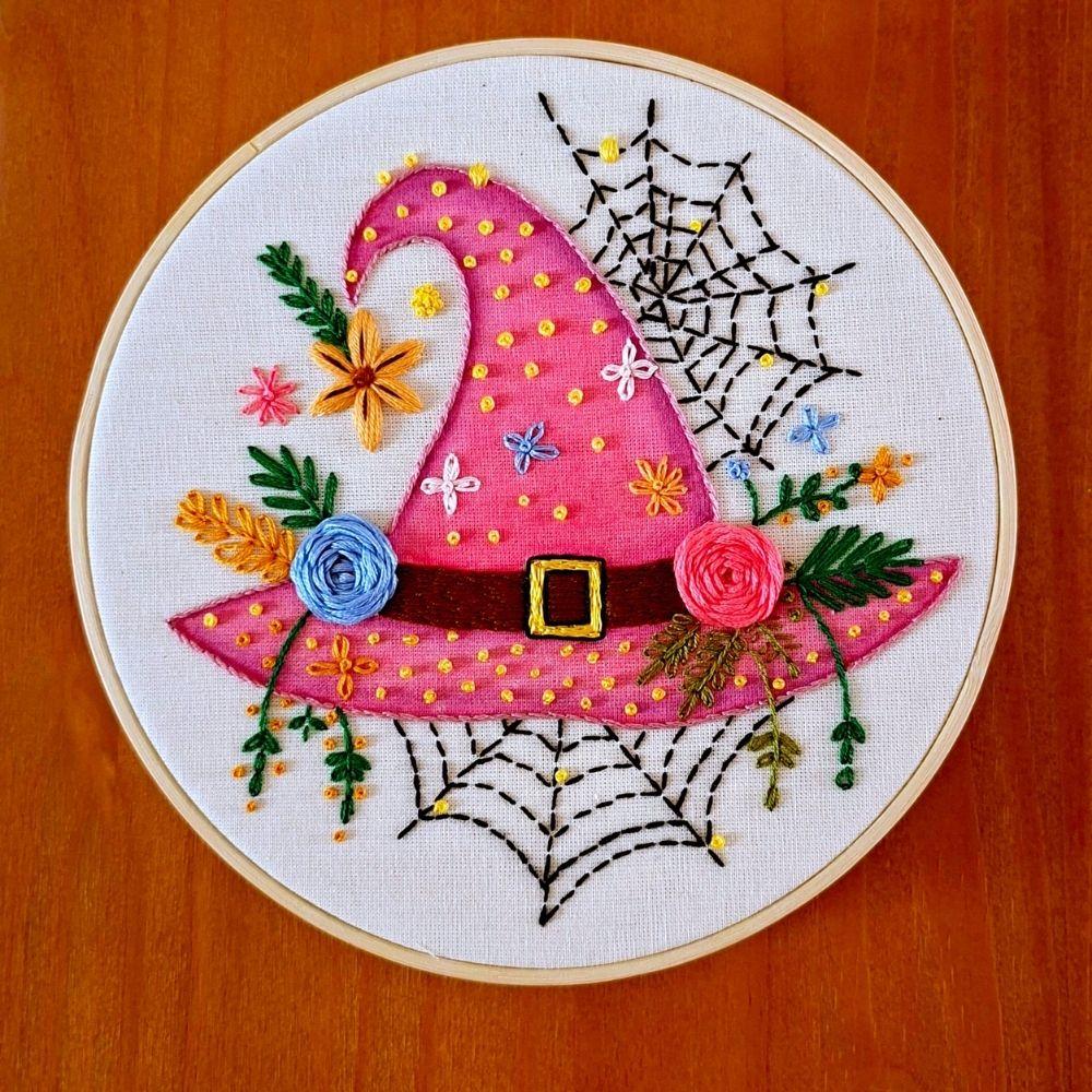 Chapéu de Bruxa Aquarela e Bordado à mão em Bastidor