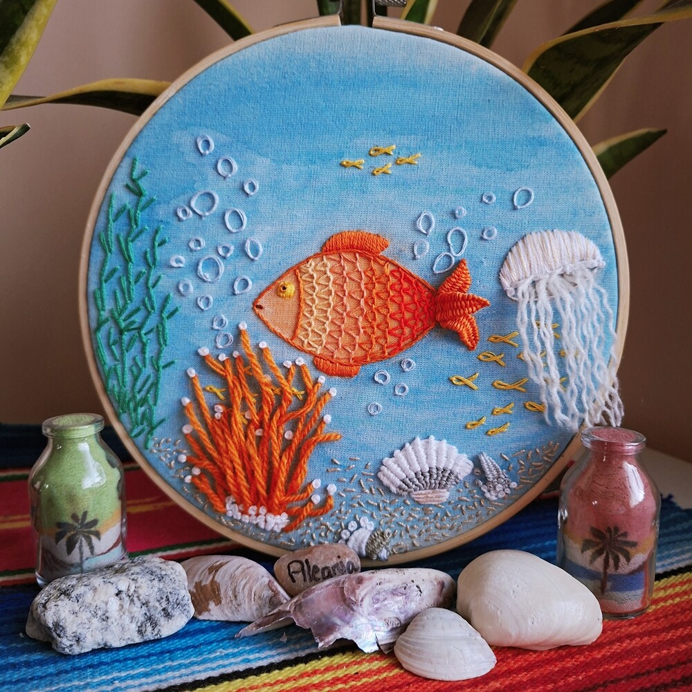 Fundo do Mar Bordado à mão sobre Aquarela em Bastidor decoraç?