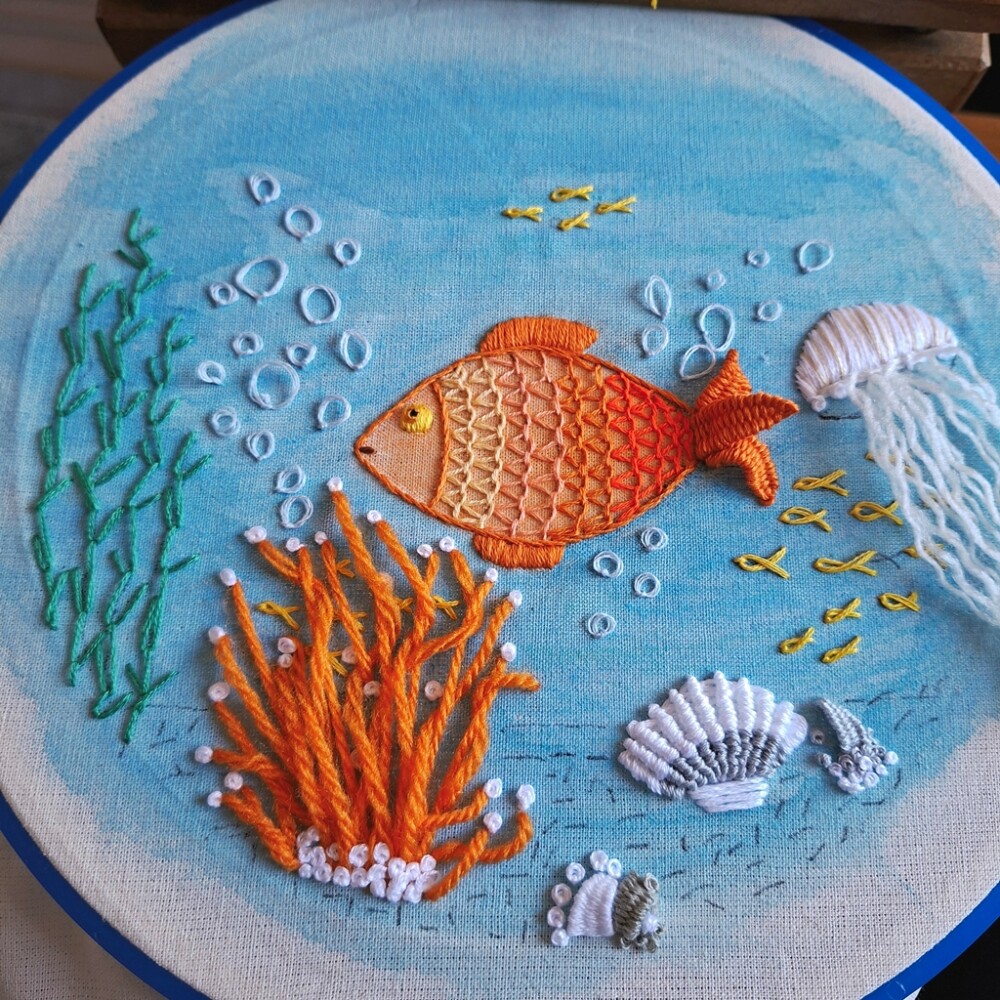Porta Maternidade Fundo do Mar Bordado à mão sobre Aquarela Sem
