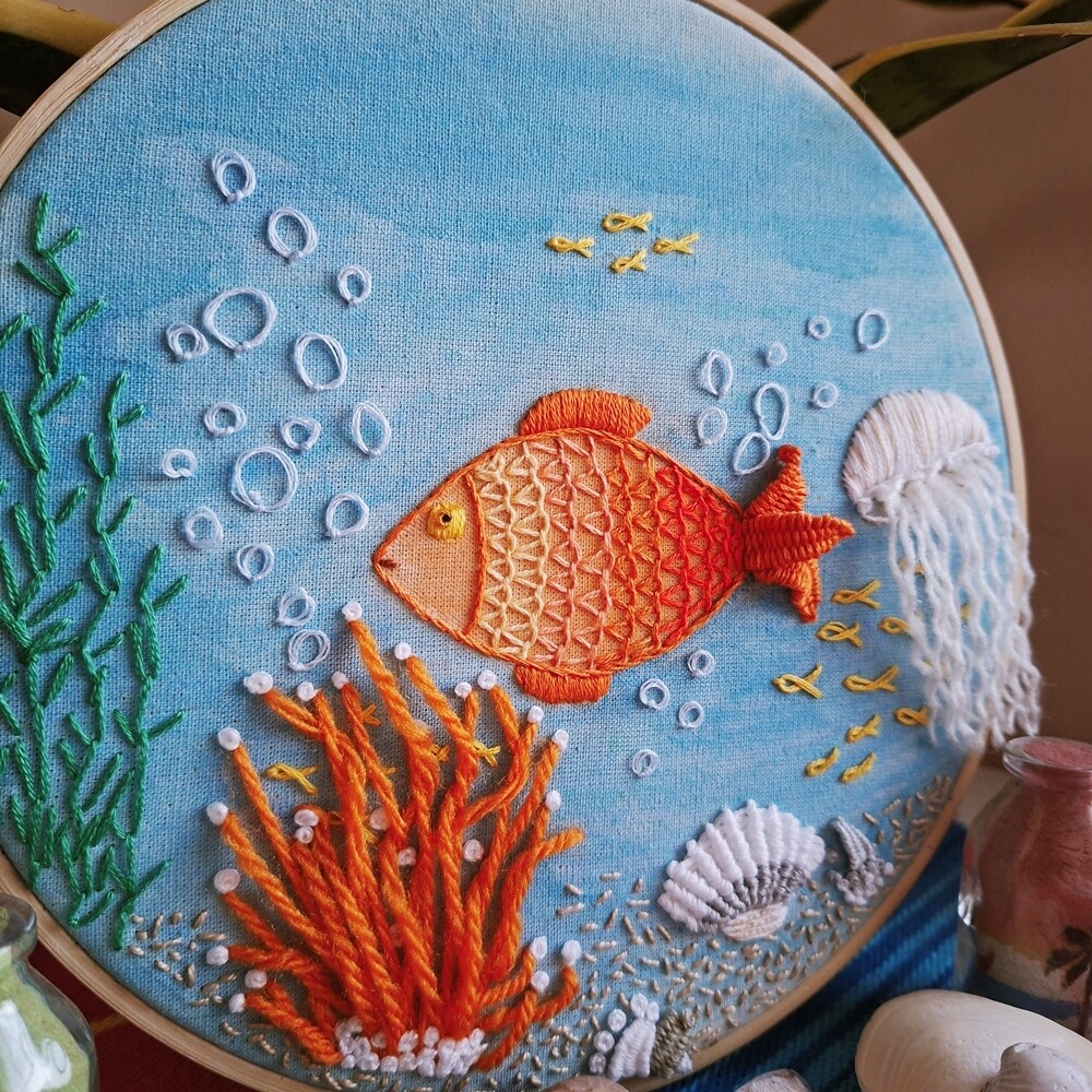 Porta Maternidade Fundo do Mar Bordado à mão sobre Aquarela Sem
