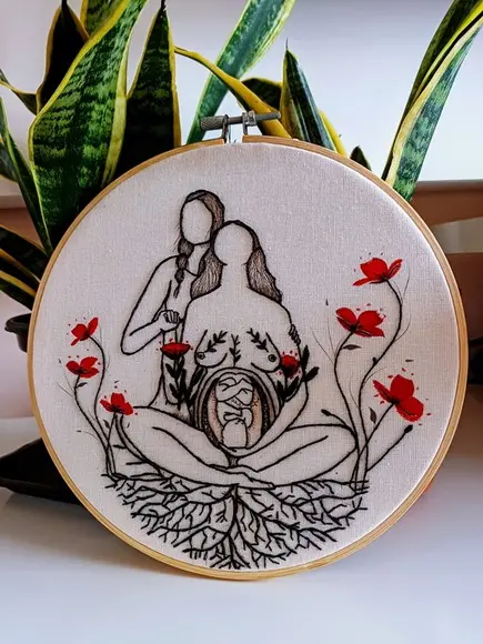 Gestante Doula Aquarela e Bordado à Mão em Bastidor