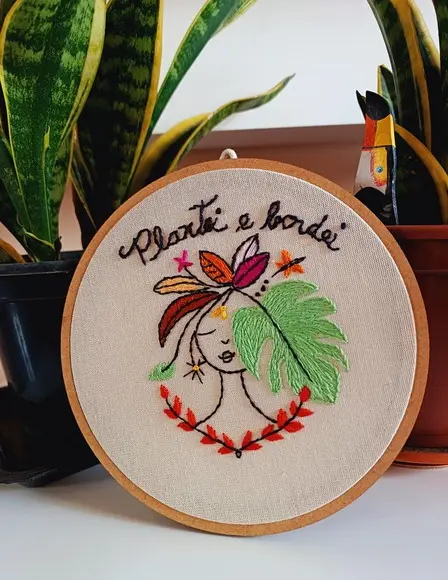 Bastidor Bordado Floral Costela de Adão Rosto de Mulher
