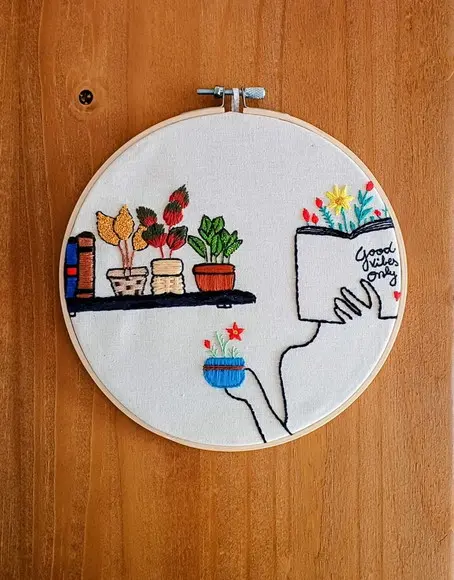 Quadro Bordado em Bastidor Good Vibes Only para Home Office e Sala