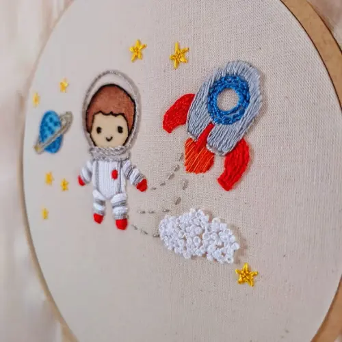 Porta Maternidade Astronauta Bordado em Bastidor Personalizado