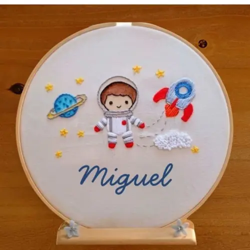 Porta Maternidade Astronauta Bordado em Bastidor Personalizado