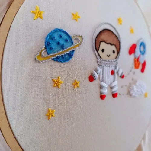Porta Maternidade Astronauta Bordado em Bastidor Personalizado