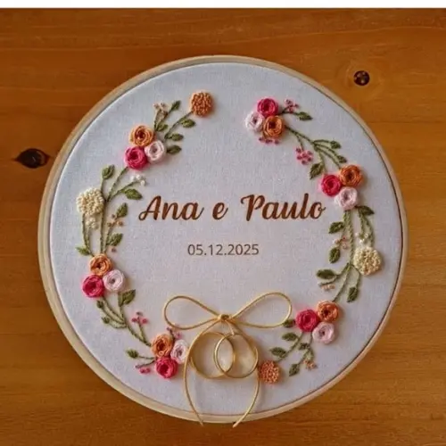 Porta Alianças Floral Bordado Manual Personalizado em Bastidor