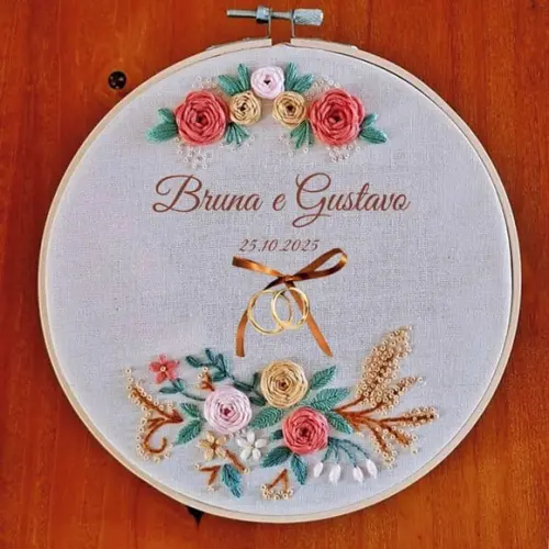 Porta Alianças Rosas Bordado à mão Personalizado em Bastidor s