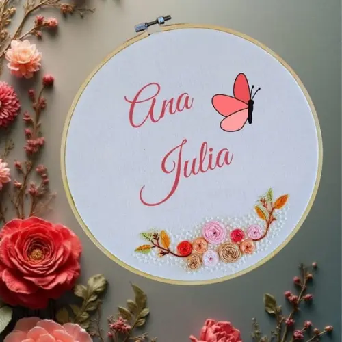 Porta Maternidade Bordado à mão em Bastidor Personalizado