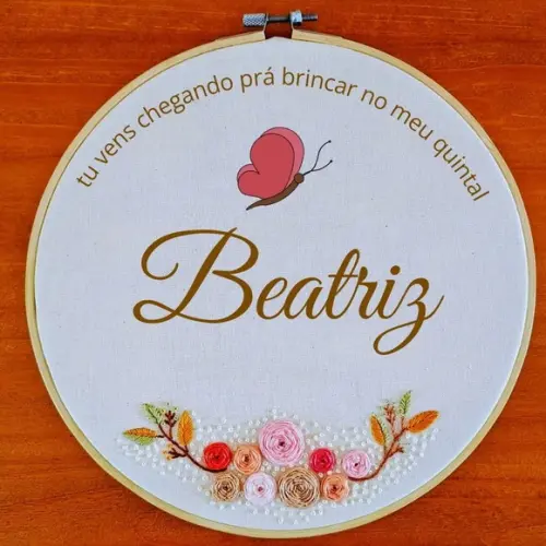 Porta Maternidade Bordado à mão em Bastidor Personalizado
