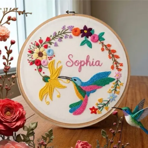 Porta Maternidade Beija-flor Bordado à Mão Bastidor Personalizado