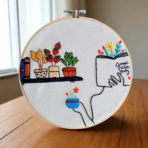 Quadro Bordado em Bastidor Good Vibes Only para Home Office e Sal