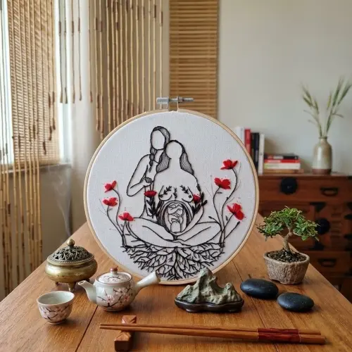 Gestante Doula Aquarela e Bordado à Mão em Bastidor