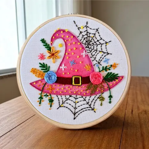 Chapéu de Bruxa Aquarela e Bordado à mão em Bastidor