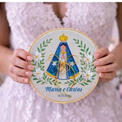 Porta Alianças Nossa Sra. Aparecida Bordado à mão Personalizado em Bastidor Semi Pronto