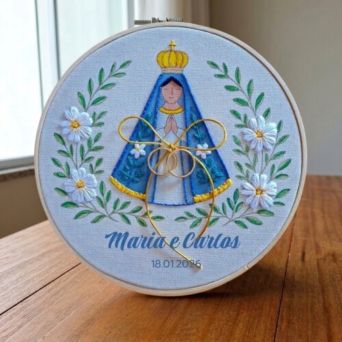Porta Alianças Nossa Sra. Aparecida Bordado à mão Personalizado em Bastidor Semi Pronto