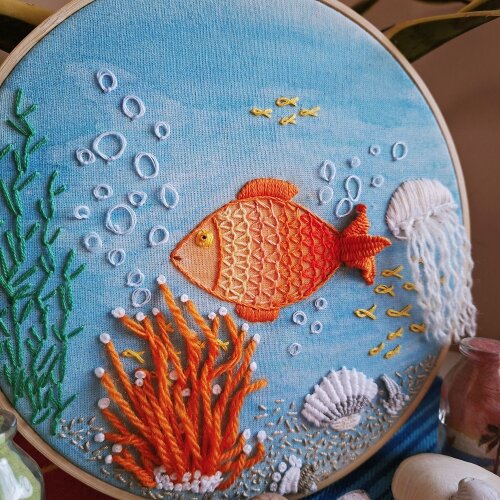 Fundo do Mar Bordado à mão sobre Aquarela em Bastidor decoraç?