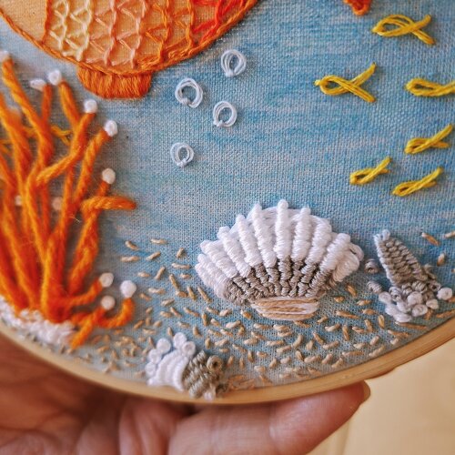 Fundo do Mar Bordado à mão sobre Aquarela em Bastidor decoraç?