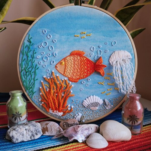 Fundo do Mar Bordado à mão sobre Aquarela em Bastidor decoraç?