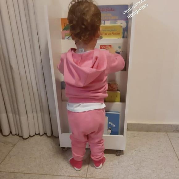 Estante de Livros Montessoriana com Rodizios
