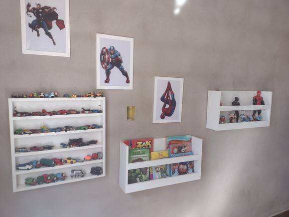 Kit c/ 2 Prateleiras Montessoriana Bonecos e Boneca Herois