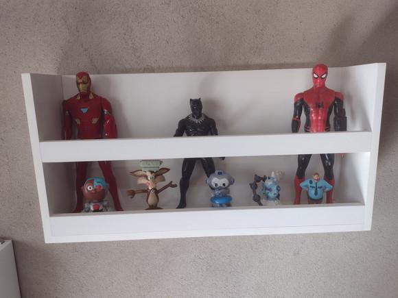 Kit c/ 2 Prateleiras Montessoriana Bonecos e Boneca Herois