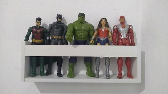 Prateleiras Montessoriana Bonecos e Boneca Herois mdf