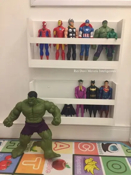 Combo c/ 2 Prateleiras Montessoriana Bonecos Boneca Herois