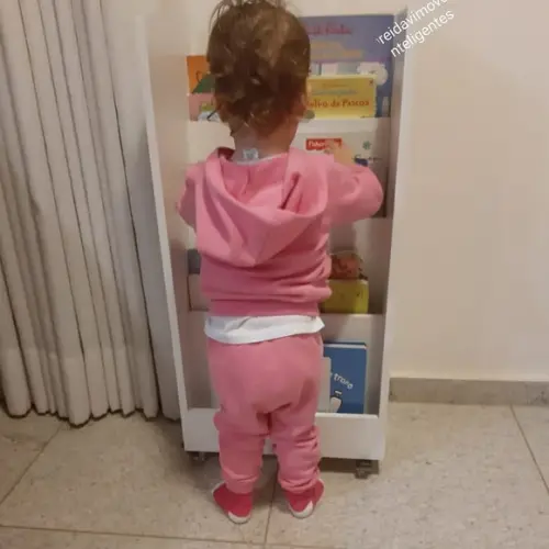 Estante de Livros Montessoriana com Rodizios