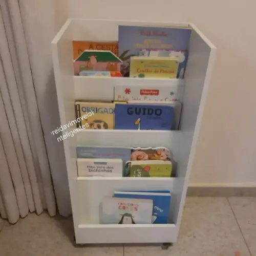 Estante de Livros Montessoriana com Rodizios