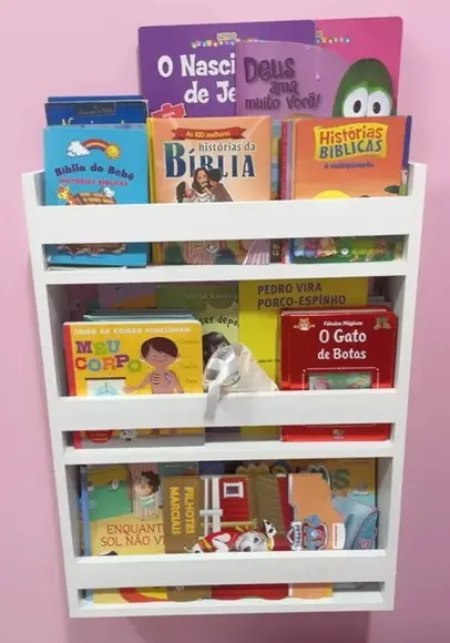 Estante de Livros Revista Montessoriana Infantil.