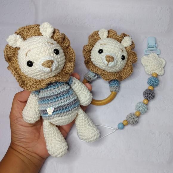 Kit Leão Chocalho e Prendedor de Chupeta Amigurumi