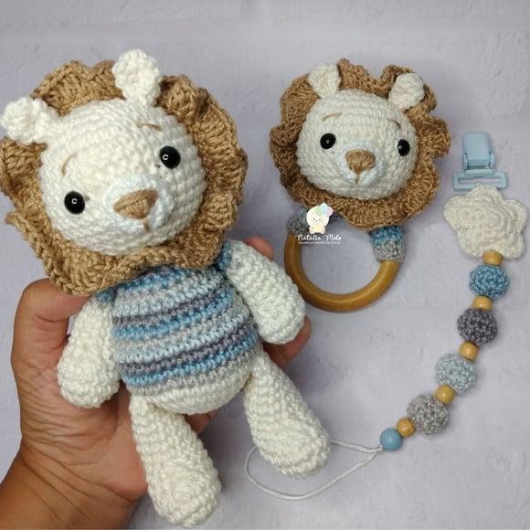 Kit Leão Chocalho e Prendedor de Chupeta Amigurumi