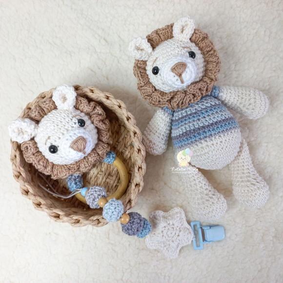 Kit Leão Chocalho e Prendedor de Chupeta Amigurumi