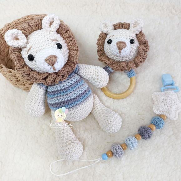 Kit Leão Chocalho e Prendedor de Chupeta Amigurumi