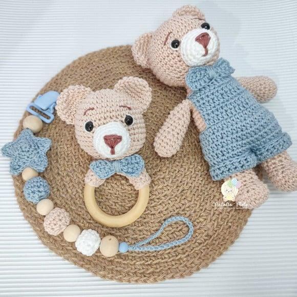 Kit Ursinho Chocalho e Prendedor de Chupeta Amigurumi