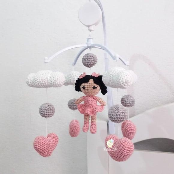 Móbile Amigurumi Boneca com Corações