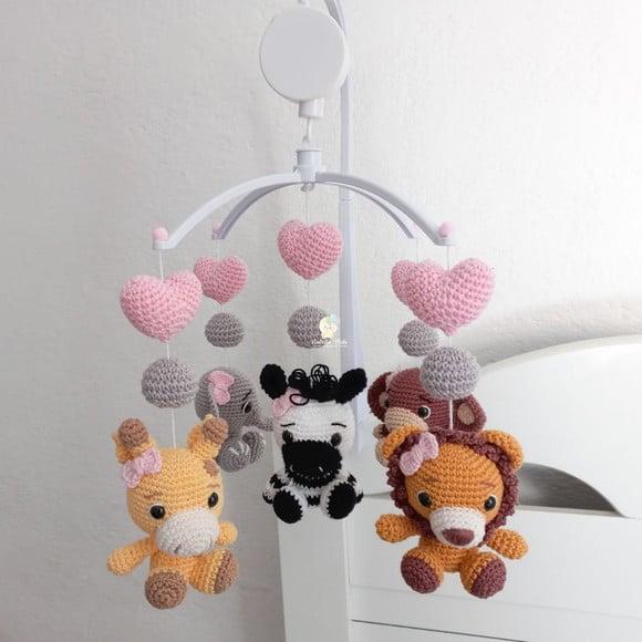 Móbile Amigurumi Menina Safari com Musical
