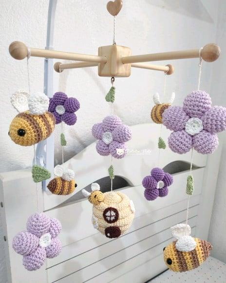 Móbile Estrutura de Madeira Abelhinhas e Flores Amigurumi