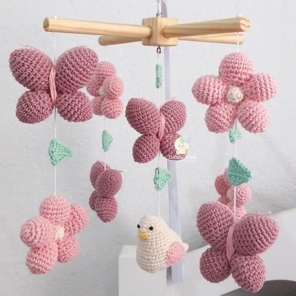 Móbile Estrutura de Madeira Flores e Borboletas Amigurumi