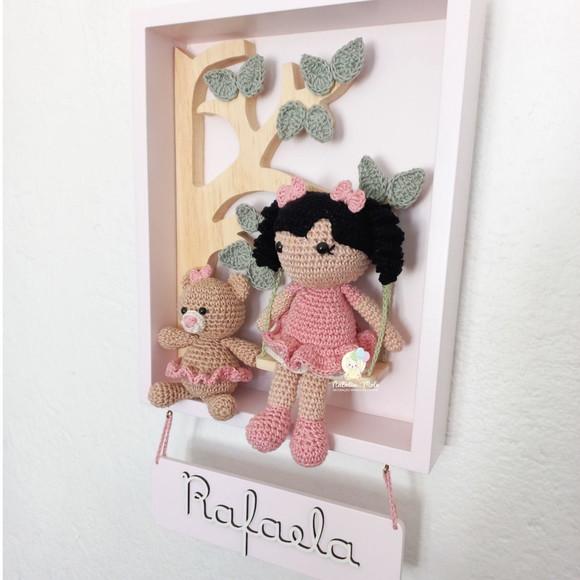 Porta Maternidade Árvore com Balanço e Boneca Amigurumi