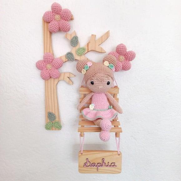 Porta Maternidade Árvore com Balanço e Boneca Amigurumi